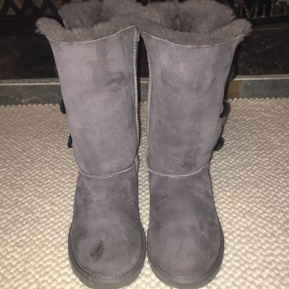 UGGS - Bailey Button